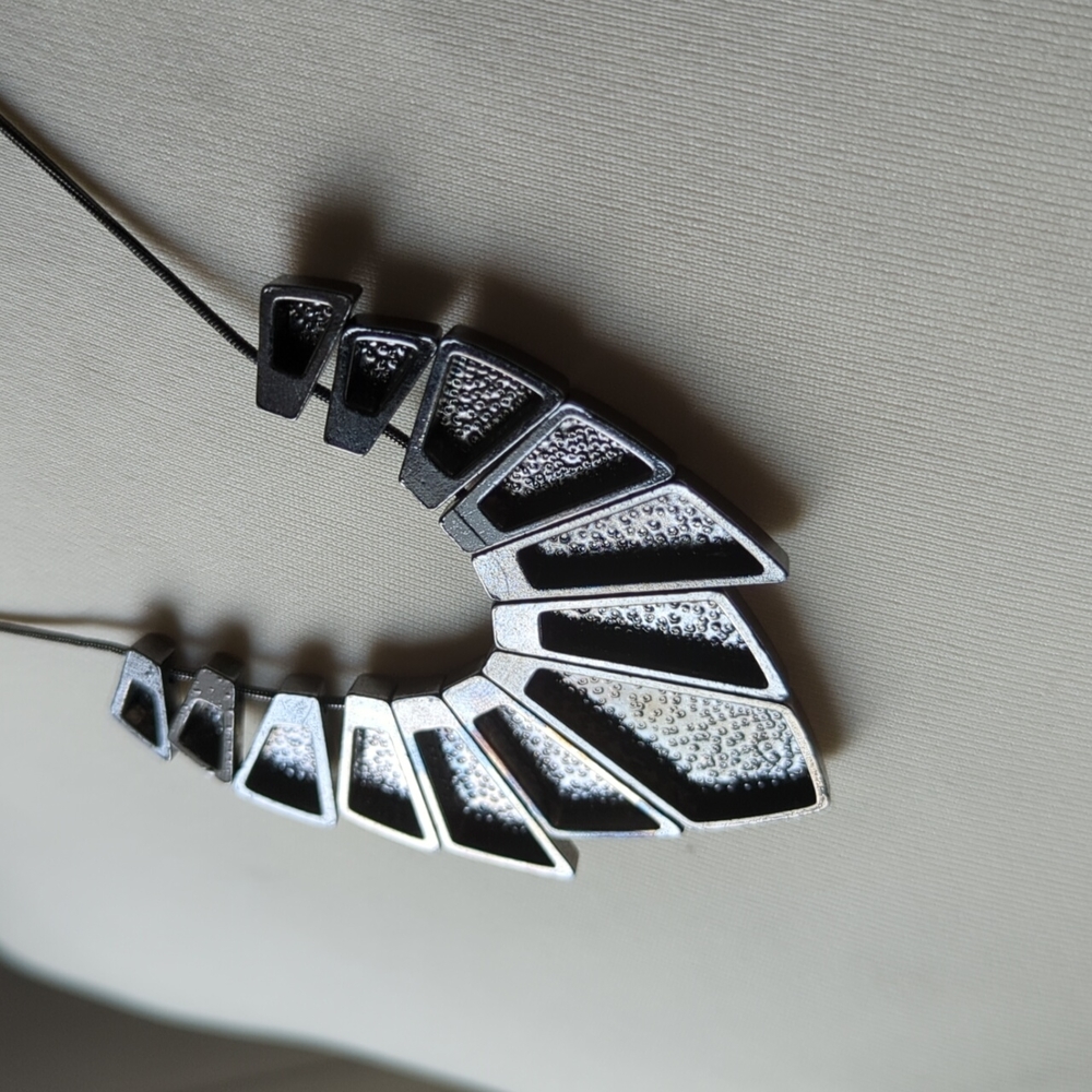 Graphite metallic statement necklace - Picture 3 of 5